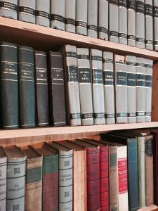 Ein Haufen Bücher auf einem Regal in der Unterkunft Cruz del Sur in Pinamar