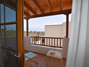 een kamer met een balkon met uitzicht op de oceaan bij LIGHTHOUSE VILLA - PRIVATE POOL - in Costa Teguise