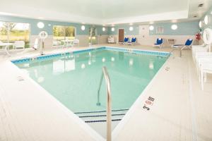 a large swimming pool in a hotel room at Holiday Inn Express & Suites - Kalamazoo West, an IHG Hotel in Kalamazoo