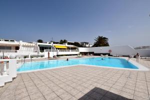 Bazén v ubytování Colina del Sol Lanzarote Pool with sea view nebo v jeho okolí