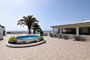 Bazén v ubytování Colina del Sol Lanzarote Pool with sea view nebo v jeho okolí