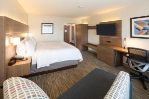 Ett rum på Holiday Inn Express & Suites - Kalamazoo West, an IHG Hotel