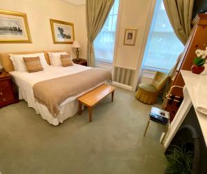 een slaapkamer met een bed en een groot raam bij Pier View Self Catering Luxury Apartments in Southend-on-Sea