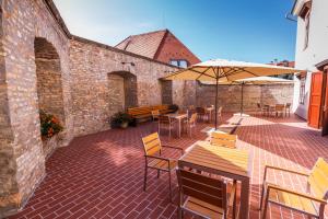 Patio alebo iná vonkajšia časť ubytovania Domus Peregrini Apartmanok