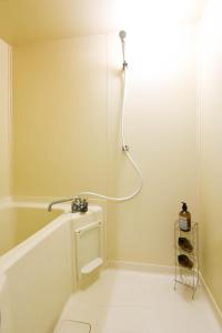 uma casa de banho com banheira e chuveiro em Meee Kameari em Tóquio