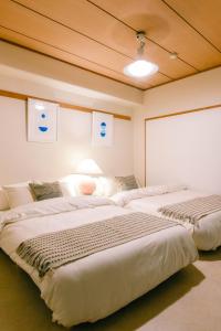 um quarto com duas camas num quarto em Meee Kameari em Tóquio