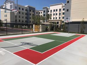 una cancha de baloncesto en medio de una ciudad en Staybridge Suites Irvine - John Wayne Airport, an IHG Hotel, en Irvine