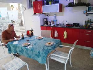 Kuchnia lub aneks kuchenny w obiekcie VILLA DOS-LAGOS