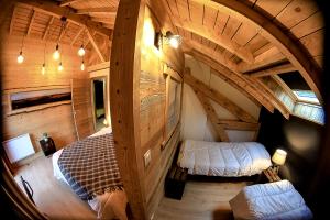 an overhead view of a room with two beds at Le petit coin de Jeanne et Marcel Maison de vacances La Bresse in La Bresse