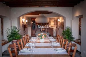 ห้องอาหารหรือที่รับประทานอาหารของ Villa della Giovanna by VacaVilla