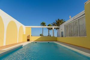 una piscina en el patio trasero de una casa en VILLA PALMA LANZAROTE, en Tías