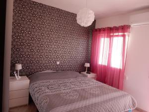 sypialnia z łóżkiem i różową ścianą w obiekcie VILLA DOS-LAGOS w mieście Torrevieja +37 zdjęć
