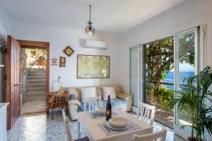 A seating area at Sea Side Solandra