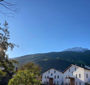 a view of a village with mountains in the background at Haus Loretz in Lasa
