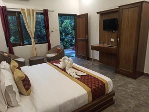 Una cama o camas en una habitación de Corbett Milestone Resort