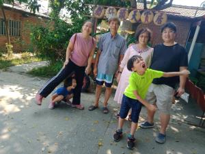 un grupo de personas posando para una foto en Sky Gift Traditional Farm B&B, en Dongshi