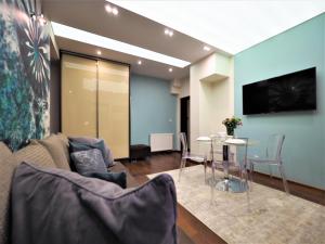 Televízia a/alebo spoločenská miestnosť v ubytovaní VIP Apartamenty Gorące Źródła