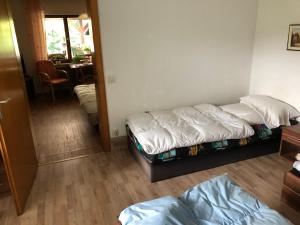 Tempat tidur dalam kamar di Ferienwohnung Wolf
