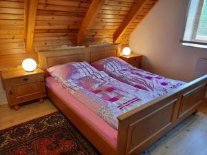 1 dormitorio con 1 cama y 2 mesitas de noche en Novohradský ráj aneb Oáza klidu na samotě u lesa, en Benešov nad Černou