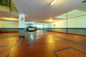 an empty hallway with cars parked in a building at Lavid Hotel Palacio Real in Bogotá