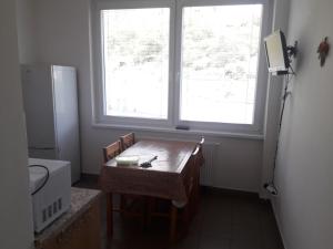 een kleine badkamer met een tafel en een raam bij Ubytovna Koupaliště in Litoměřice