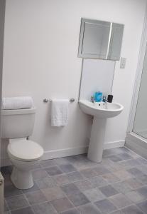 Phòng tắm tại Kelpies Serviced Apartments- Campbell
