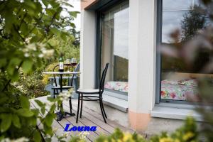 Appartements 5 Personnes MAYA et LOUNA tesisinde bir balkon veya teras