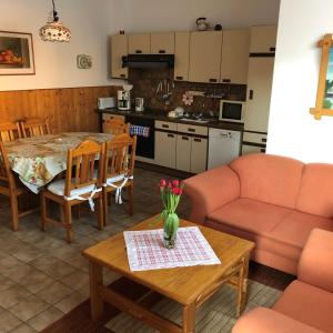 een woonkamer met een tafel en een keuken bij Ferienwohnungen Frosch in Bischofsgrün