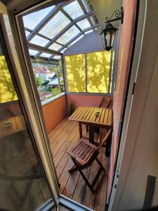 einen Balkon mit einem Holztisch und einer Bank in der Unterkunft Zum Schluckspecht in Wernigerode