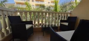 Balkón nebo terasa v ubytování Beach apartment with pool