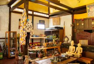 Pokój z figurkami na drewnianym stole w obiekcie Dapur ethnic guesthouse w mieście Bantul