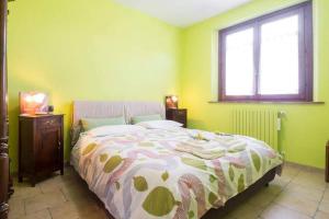 MontecchioにあるOrizzonte Casa Vacanzeのベッドルーム(ベッド1台、窓付)