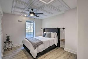 1 dormitorio con 1 cama y ventilador de techo en Union 101, en Nashville