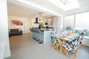 a dining room and kitchen with a table and chairs at Modern 3 Bed House in Sidcup, Parking in Sidcup