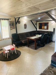 ein Wohnzimmer mit einem Tisch und einem Sofa in der Unterkunft Къща за гости Голямо Дряново in Golyamo Dryanovo