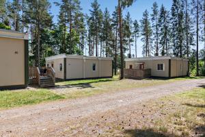 un groupe de mobile homes sur un chemin de terre dans l'établissement First Camp Glyttinge-Linköping, à Linköping