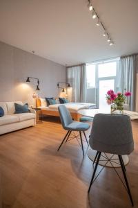 sala de estar con sofá, mesa y sillas en Apartments Leopold Ferdinand, en Sankt Stefan im Lavanttal