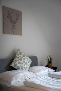 a bed with a pillow on top of it at CASSEL LOFTS - Gemütliches Apartment für 3 - Nähe Marienkrankenhaus in Kassel