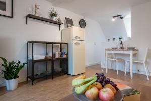 a kitchen with a plate of fruit on a table at CASSEL LOFTS - Gemütliches Apartment für 3 - Nähe Marienkrankenhaus in Kassel