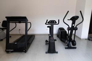 a room with two treadmills and two exercise bikes at Piso 9 Vista panorámica a la ciudad in La Plata