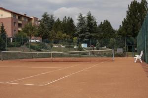 Tenis alebo squash v ubytovaní Vita Apartmanok alebo jeho okolí