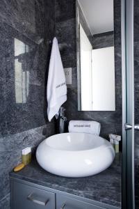 Paphos的住宿－Luxury Cyprus Villa Turquoise Villa Private Pool Sea View 1 BDR Paphos，浴室设有白色水槽和镜子