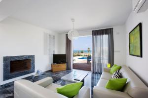 salon z kanapą i kominkiem w obiekcie Luxury Cyprus Villa Turquoise Villa Private Pool Sea View 1 BDR Paphos w mieście Paphos