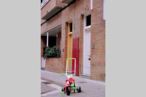 una moto de juguete aparcada en una acera junto a un edificio en Casa Luna, junto playa y Barcelona Centro en Badalona