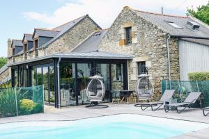 Piscina a Manoir Des Douets Fleuris o a prop