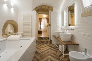 - Baño con 2 lavabos y 2 espejos en Amatè Suite, en Lecce