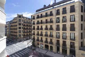 dos edificios altos en una ciudad con una calle en The Rentals Collection - Palace II, en San Sebastián