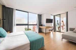 Ein Bett oder Betten in einem Zimmer der Unterkunft Kyrat Amarac Suites