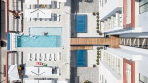 Der Swimmingpool an oder in der Nähe von Kyrat Amarac Suites