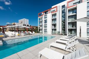 Bild eines Schwimmbades in einem Gebäude in der Unterkunft Kyrat Amarac Suites in Cala Millor